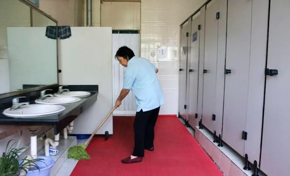 河南工业学校学生需要扫厕所吗？用打扫公共卫生间吗？