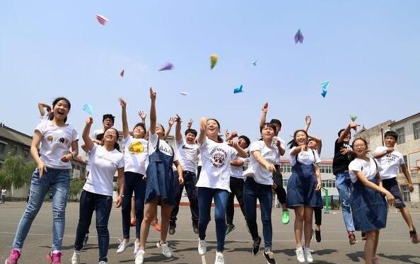 河南省工业学校收不收往届的初中毕业生？