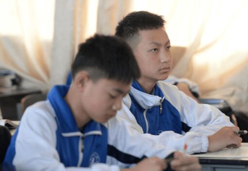 中考分数出来后，3+2和五年一贯制怎么选？
