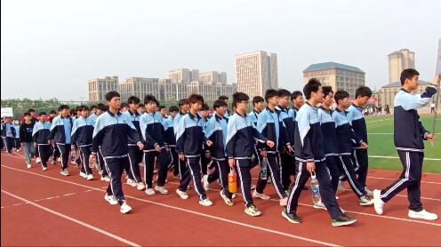 河南省郑州市工业学校有校服吗？长什么样子？